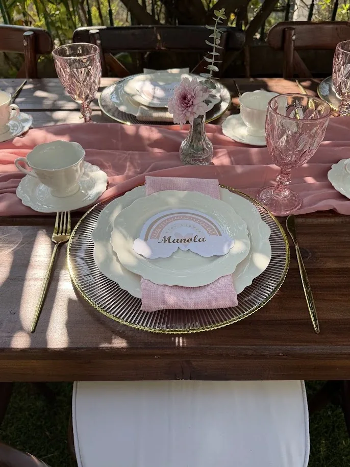 Baby shower con plato Paula, base de cristal estriado, servilleta rosa y copa Verona rosa